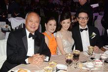 馮永祥 左一，馮永發右一