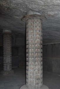 雷音洞內的千佛柱