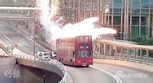 雙層巴士的爆炸場面