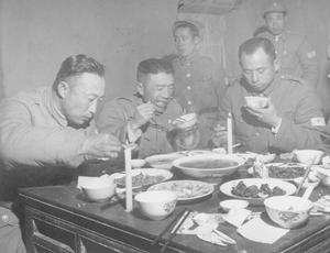 （圖）1948年11月徐州，李彌將軍與部下一起吃飯