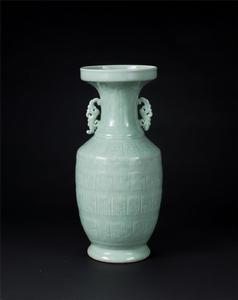 豆青釉壽字紋雙耳盤口瓶 豆青釉壽字紋雙耳盤口瓶