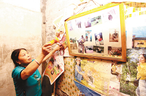 （圖）陳母蔡大英來到她曾經居住的房間，已破敗不堪