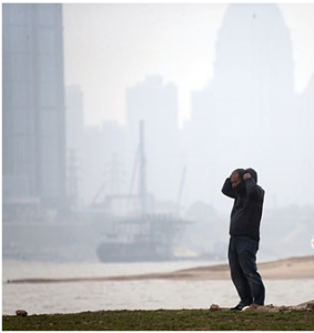 2014年10月13日上午10時許，南昌市民戴起帽子、口罩在霧霾中拍照。