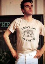 莫里西的衣服上寫著：我不吃我的朋友