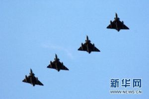 3月19日，法國“幻影-2000”戰機準備降落在科西嘉島的索倫扎拉軍事基地。據法國媒體19日報導，法國戰機當天已在利比亞進行了4次軍事打擊行動，摧毀了數輛卡扎菲軍隊的裝甲車。新華社法