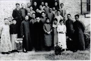 左一時昭贏，左二陳源，左三凌淑華，左四周鯁生，左五胡適，左六皮宗石，