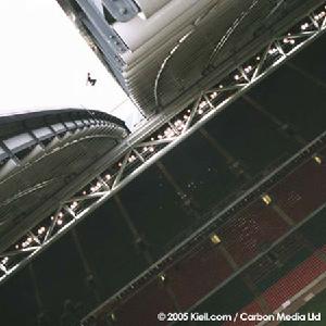 （圖）塞巴斯蒂安·弗坎（Sandeacute;bastien Foucan）在電影《跑遍英國（Jump Britain）》中躍過體育場頂棚的接縫。