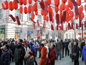 （圖）市民在哈爾濱中央大街上猜燈謎