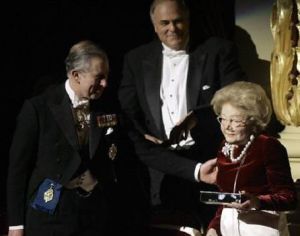 查爾斯王子2007年1月27日向李・安納伯格頒發慈善獎