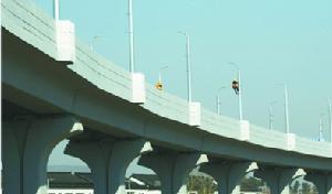 工人們正在緊張架設動力電網