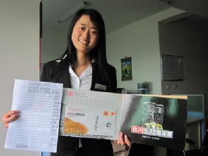 （圖）吳加勤在北川文化旅行社辦公室接到溫總理的回信，開心的笑了