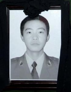 對“東突伊斯蘭運動”恐怖分子實施搜捕時不幸犧牲的反恐英雄黃強烈士的遺像