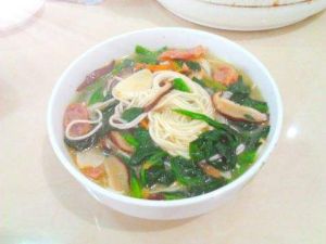 菠菜香菇臘肉麵 菠菜香菇臘肉麵