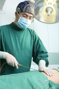 宋文斌為求美者進行塑形手術