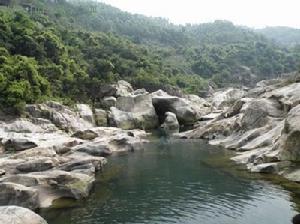 怪石林立，但很光滑，顯見是外力作用所致