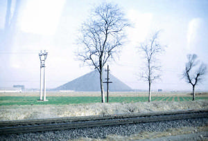 京山鐵路旁遠處的國各莊矸子山