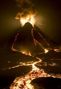 看上去火山，其實是用水泥漿、棉花和螢光墨水做的