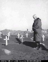 美陸戰1師史密斯師長在陣亡士兵的墓地