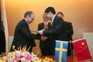 2010年上海世博會中國政府總代表華君鐸會簽契約。瑞典教育部部長比約克隆德，上海世博局副局長周漢民等出席簽約儀式。