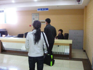 暗訪人員步入當地某行政單位準備暗訪