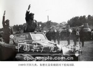 1949年開國大典，朱德在聶榮臻陪同下檢閱部隊