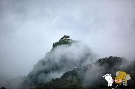 雲霧繚繞的雲峰山