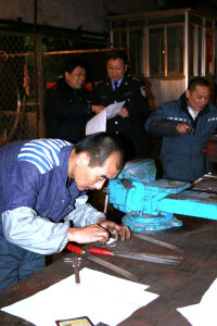 服刑人員正認真參加操作技能考核