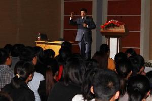 華東地區師資總監為大學生指導公考備考技巧