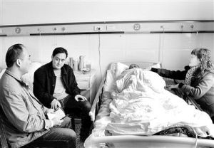 舞鋼市紀檢幹部在對“紅色補貼”被侵占情況進行調查取證。