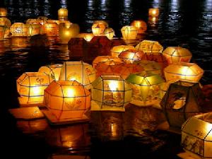 農曆七月中元鬼節放水燈