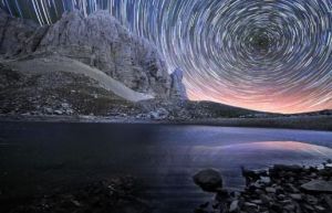 鏇轉星空似彩虹 