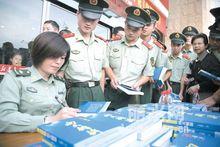 王秋燕在麗水簽名售書