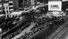 大蕭條時期人們在時報廣場領取救濟麵包