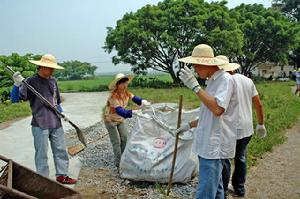 開平春暉股份有限公司的領導和員工在清理村面堆放