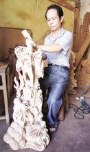 正在木雕創作中