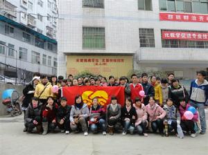 湖北醫藥學院愛心社志願者和特校孩童集體合影