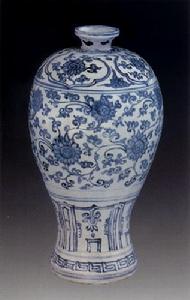 嘉靖青花纏枝蓮紋梅瓶