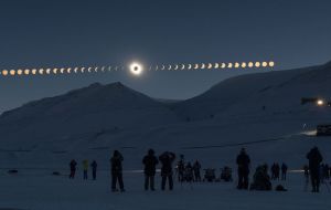 斯瓦爾巴特群島上空的日全食