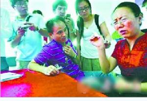 對於患者家屬投訴的縫肛門一事，張助產士的回答就更為堅決：“我絕對沒有動過針！ ”她說，由於產婦是無痛分娩，在分娩的過程中肛門比較鬆弛，痔核就脫了出來。在產後常規檢查中，她發現產婦肛門痔核出血，先是用紗布按壓止血，但是沒有止住。 “一看是活動性出血，我當時也沒考慮那么多，就用四號線結紮止血。只是結紮止血，沒有動針。