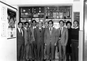（圖）1987年,時任福建省廈門市人大常委會副主任周喬林(左四)率領廈門市赴香港教育考察組和香港教育界人士在一起,左三為時任大同中學校長歐陽伯惕校友