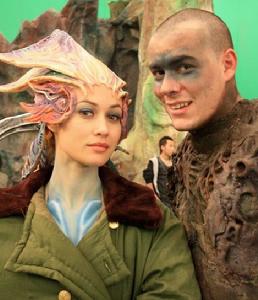 邦女郎歐嘉・科瑞蘭蔻身穿軍大衣