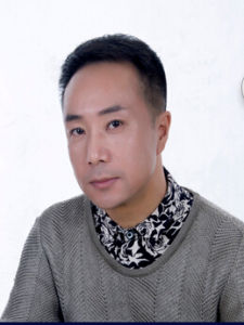 瑞恩是化妝師也是攝影師