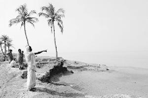 葛拉馬拉島居民望著被淹沒的家園被迫遷居