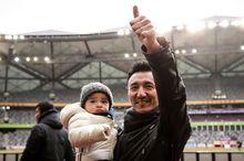 劉成懷抱愛子告別球迷