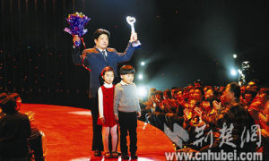 ，“2010年度感動中國十大人物”揭曉，“信義兄弟”孫水林、孫東林兄弟獲此殊榮。