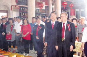 砂拉越晉漢斯省李氏公會名譽會長拿督李志明及副會長李初發、李竟永，財政李開生等攝於祭拜火德公儀式上。