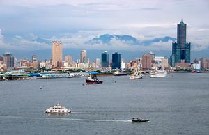 從旗津方向俯瞰高雄港