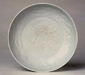 元景德鎮窯樞府釉印龍紋盤 元景德鎮窯樞府釉印龍紋盤