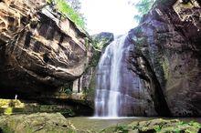 高洞子瀑布一景