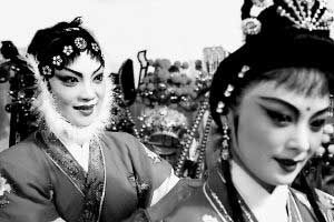 興化腔上場前,王少媛(左)為青年演員整理戲妝